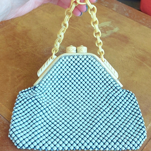 Vintage Whiting & Davis Alumesh Purse White & Cream with Navy Lining. - Picture 1 of 9